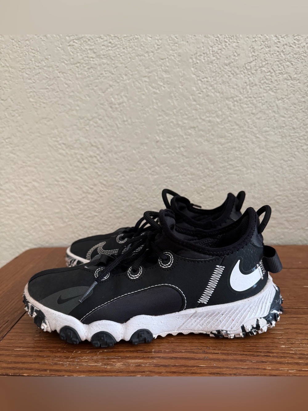 NIKE Future Field Kids Sz. 2 Sneakers DJ6949-002 Black/White-DK Smoke Grey-Volt